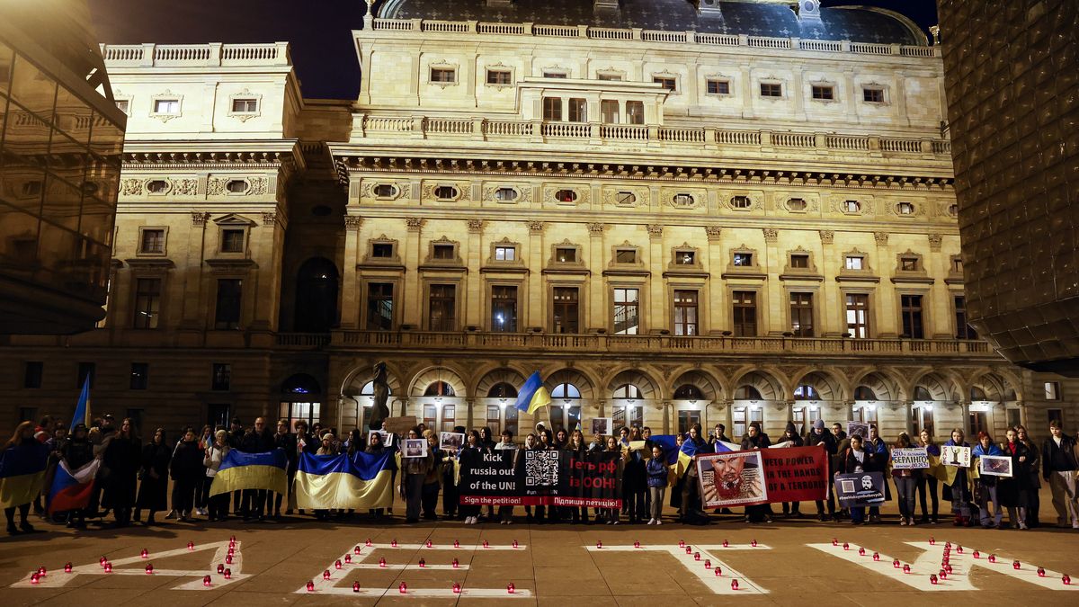 Lidé si v Praze připomněli výročí bombardování divadla v Mariupolu